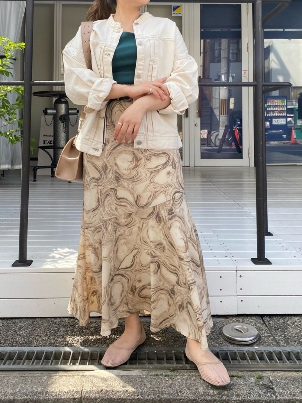 「デニムジャケット、ホワイトコーデ、グリーン、ハルアウター、パンプス、スクエアトゥ、大人カジュアル、マーメイドスカート」｜「SPINNSの【ゆったりシルエット】ノーカラーツイルデニムジャケット（デニムジャケット、ホワイト系）」を使った、てちさん（レディース・152cm）の春コーディネートの1枚目の写真