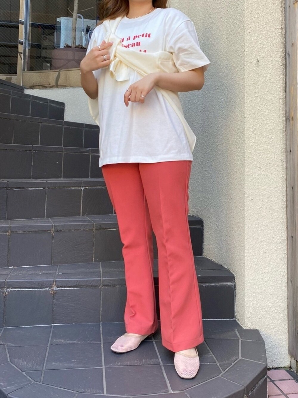 ホワイト系のTシャツ/カットソー、ホワイト系のシャツ/ブラウス、ピンク系のスラックスを着用したレディースの春コーディネートの1枚目の写真