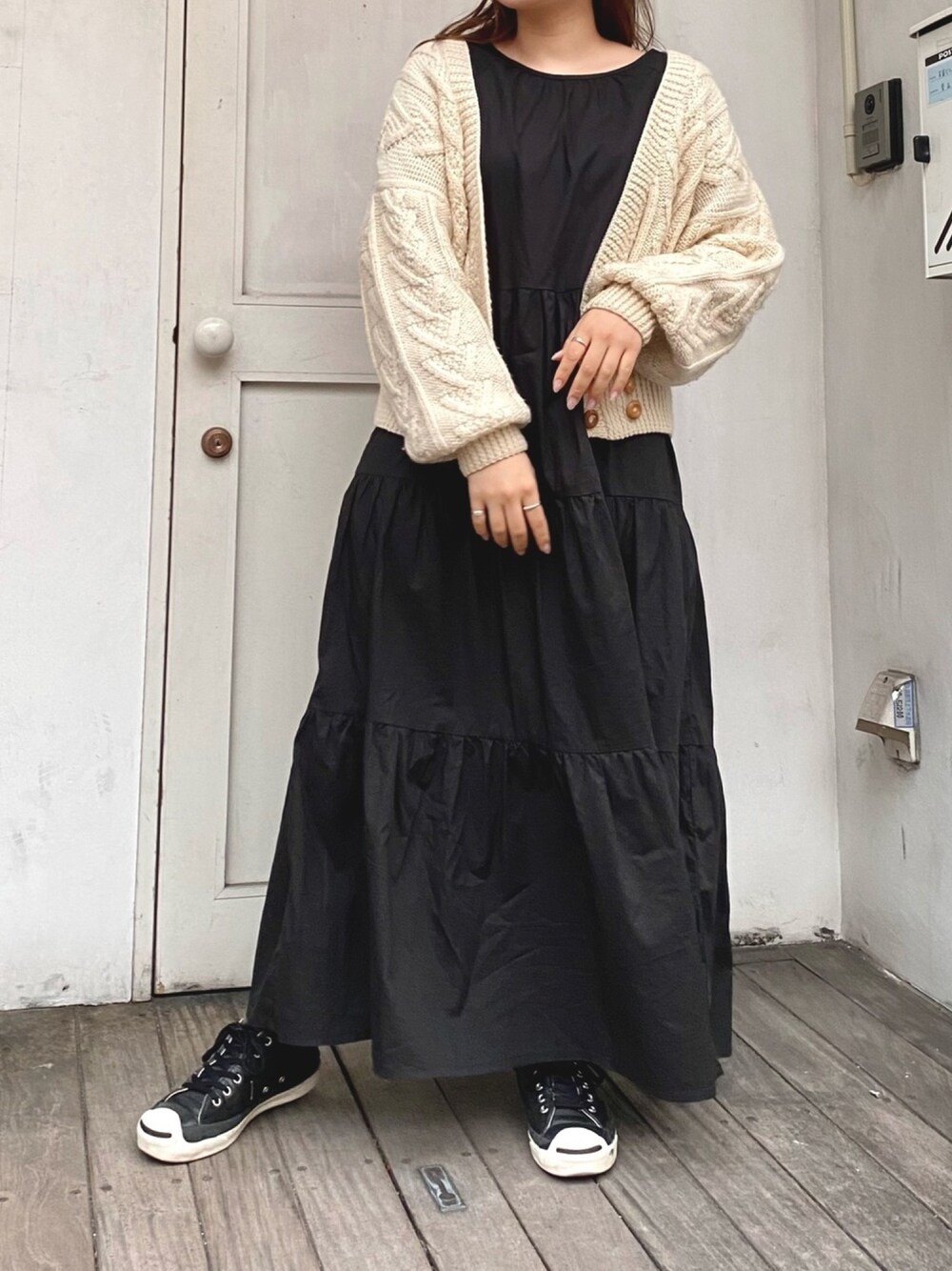 「ティアードワンピース」｜「SPINNSのティアードロング丈ワンピース（ワンピース、ブラック系）」を使った、てちさん（レディース・152cm）の春コーディネートの1枚目の写真