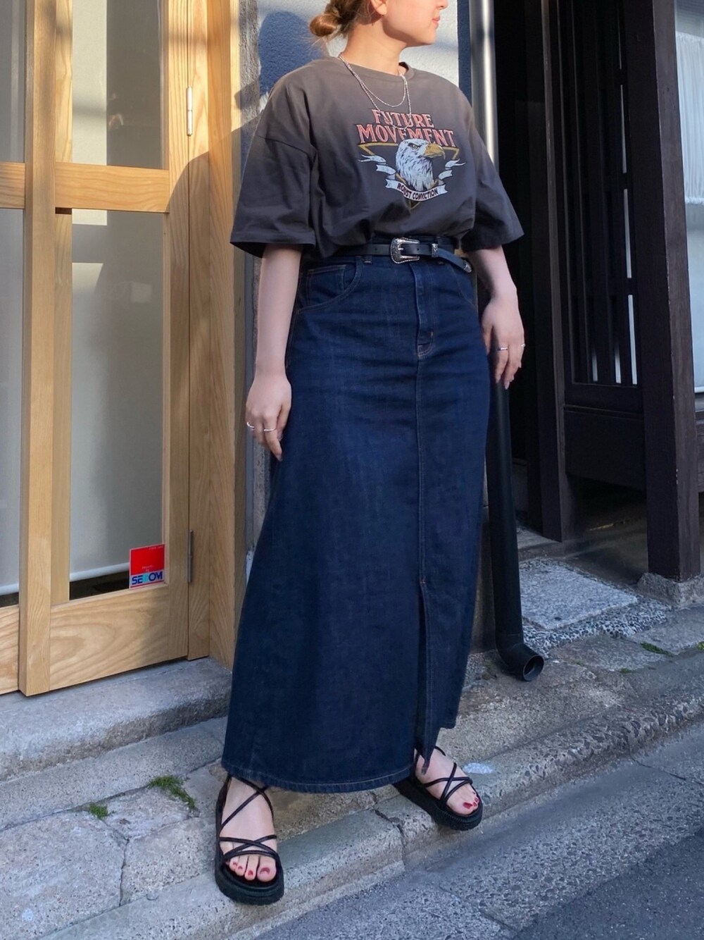 「ビックシルエット、ビックT、サンダル、春夏コーデ、プチプラ、オトナカジュアル、デニム」｜「SPINNSの【ゆったりシルエット】古着風EAGLEデザイン 半袖Tシャツ（Tシャツ/カットソー、ブラック系）」を使った、てちさん（レディース・152cm）の春コーディネートの1枚目の写真