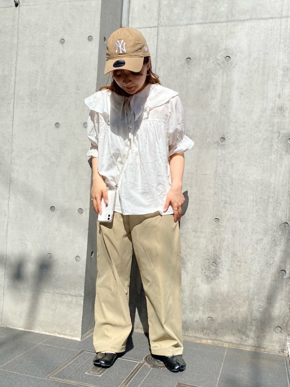 「パールアクセ、パール、カジュアル、プチプラ、ブラウス、チノパン、パンプス、春夏コーデ、休日コーデ」｜「SPINNSのツイル素材 ベルト付ラップパンツ（その他パンツ、ベージュ系）」を使った、てちさん（レディース・152cm）の春コーディネートの1枚目の写真