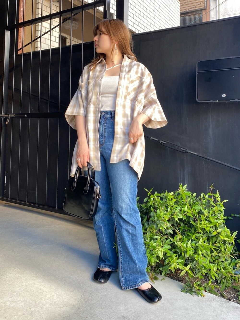 「ビックシルエット、メンズライク、ストリート、デニム、チェックシャツ、休日コーデ、プチプラ、カジュアルコーデ」｜「SPINNSのアイテム（デニムパンツ、ブルー系）」を使った、てちさん（レディース・152cm）の春コーディネートの1枚目の写真