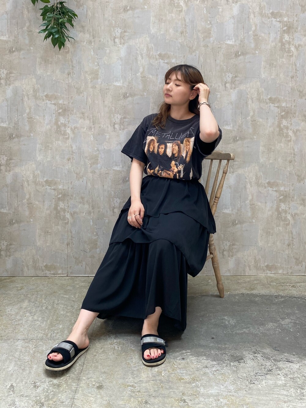 「モードストリート、モード、ブラックコーデ、古着、バンT、スポサン、ビッグシルエット、ティアード」｜「SPINNSのシフォンロングスカート（スカート、ブラック系）」を使った、てちさん（レディース・152cm）の春コーディネートの1枚目の写真
