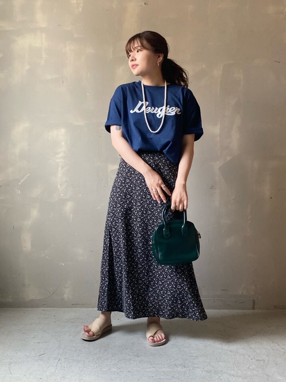 「花柄、ロングスカート、オーバーサイズ、プチプラ、ロゴT、プリントT、COOLなこのコが仲間入り」｜「SPINNSの【ゆったりシルエット】B.BALＬロゴTシャツ（Tシャツ/カットソー、ブルー系）」を使った、てちさん（レディース・152cm）の夏コーディネートの1枚目の写真