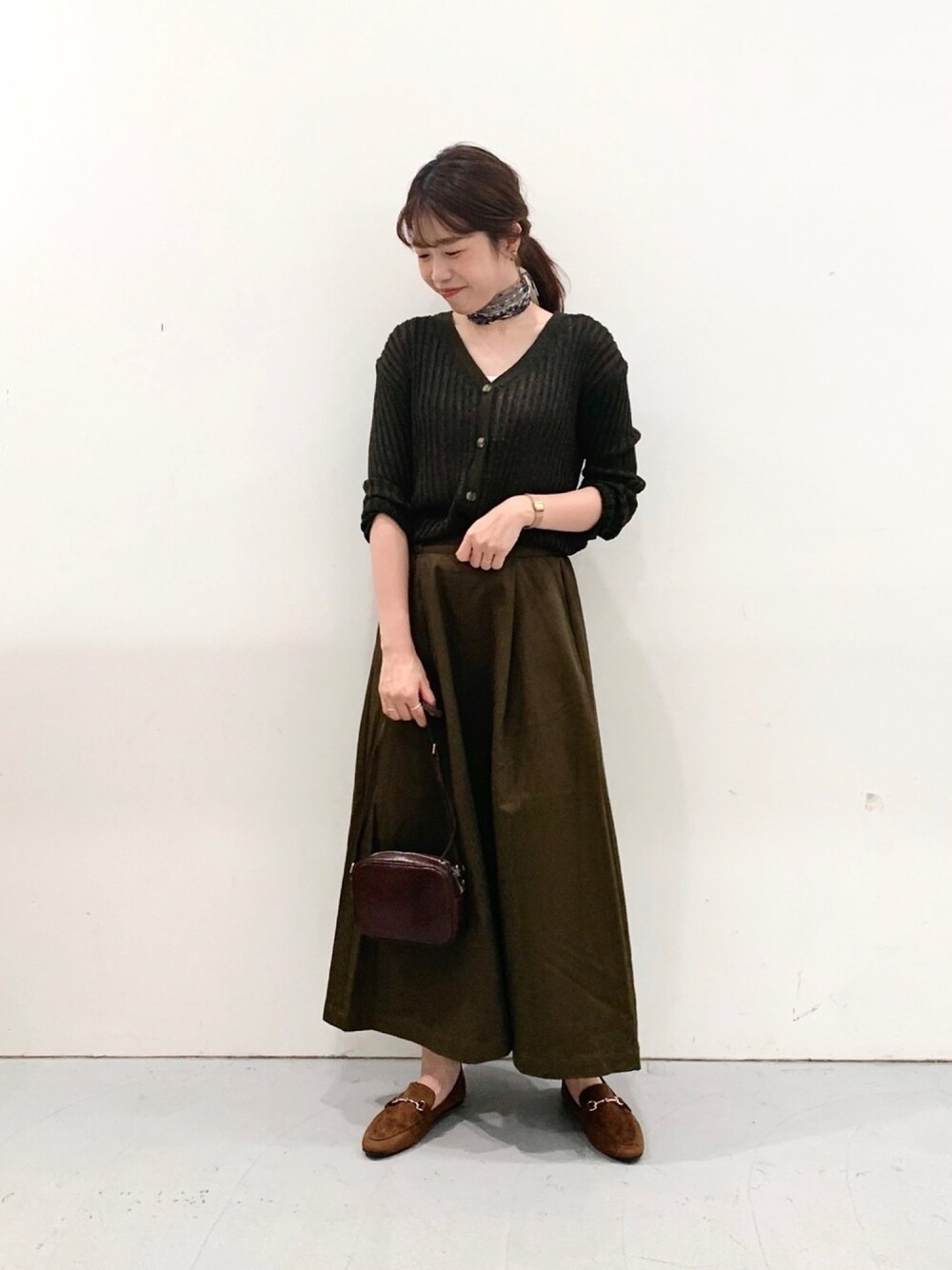 「カーディガン、チノスカート、秋コーデ、グリーン、スカーフ、プチプラコーデ、大人コーデ、秋、ワントーンコーデ、オトナカジュアル」｜「LAKOLEのアイテム（スカート、グリーン系）」を使った、まつぴさん（レディース・164cm）の夏コーディネートの1枚目の写真