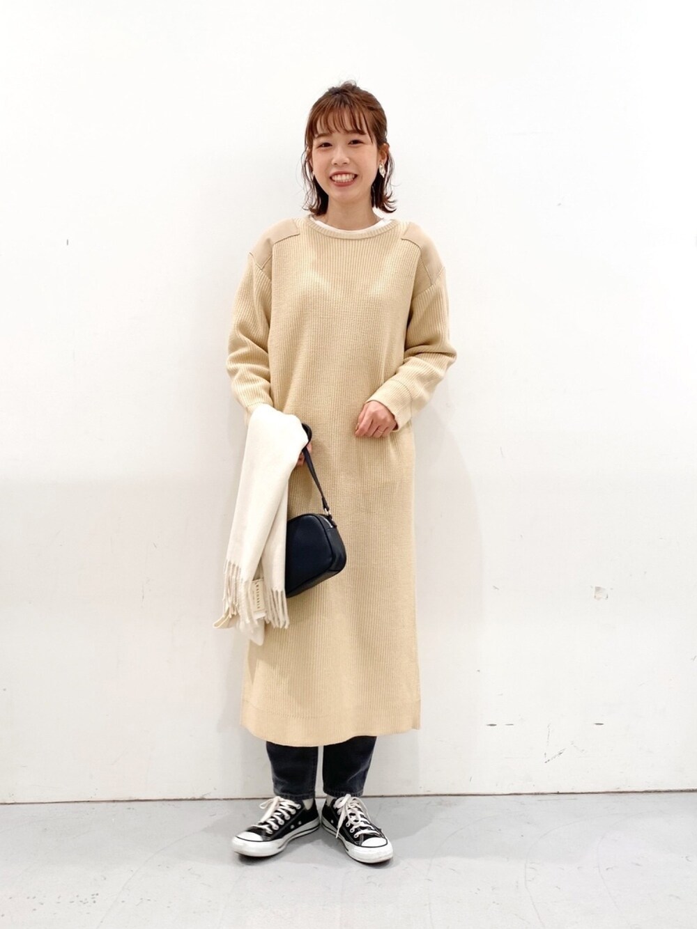「ニットワンピース、マムフィット、デニム、休日スタイル、冬、あったかコーデ、シンプルコーデ、きれいめカジュアル、大人かわいい、楽チンコーデ」｜「LAKOLEの5Gミリタリー畦ニットワンピース / LAKOLE（ワンピース、ベージュ系）」を使った、まつぴさん（レディース・164cm）の冬コーディネートの1枚目の写真
