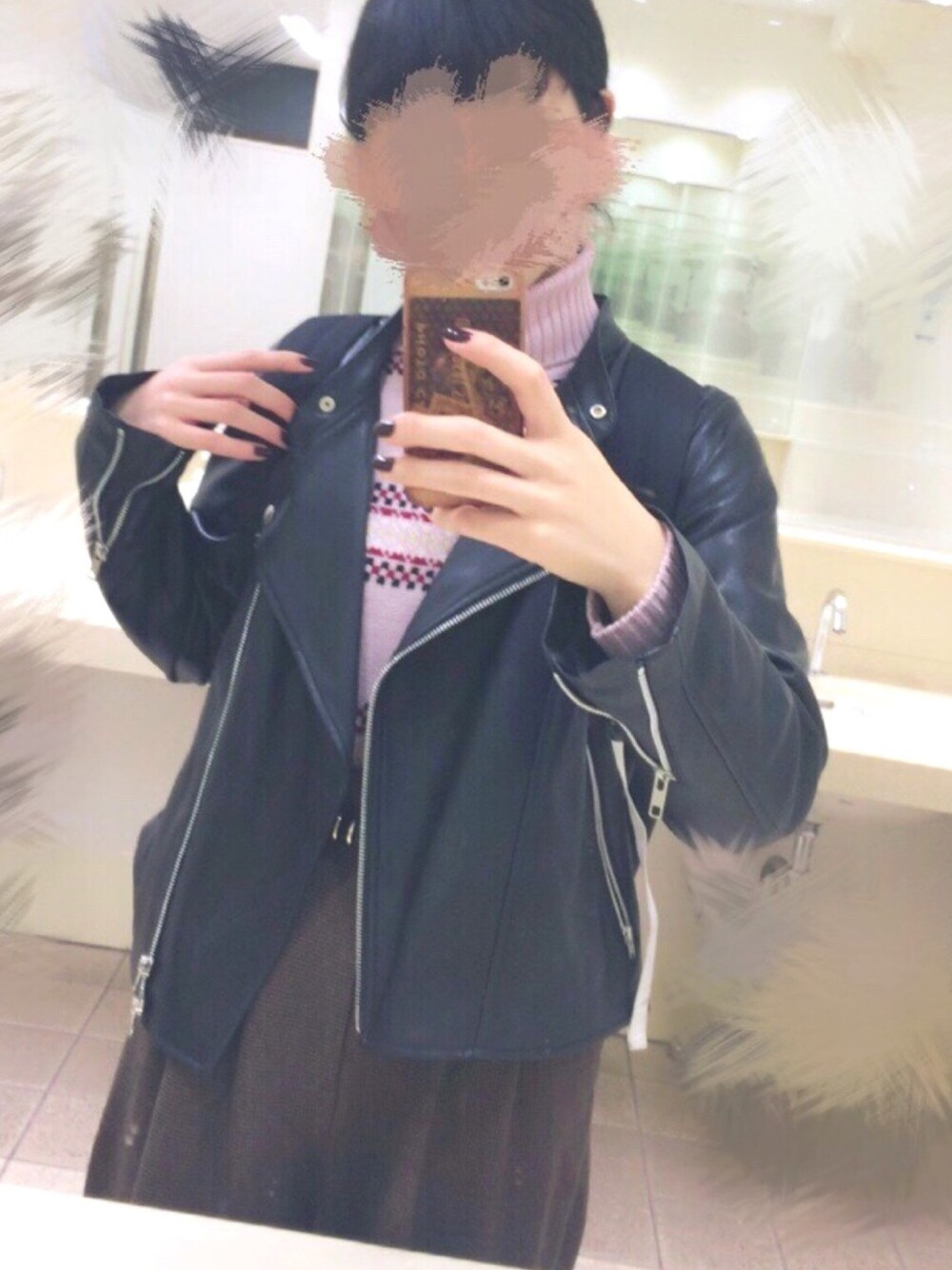 「セーター、タートルネック、ピンク、古着、ライダース、ニコアンド(niko and...)、ワイドパンツ、ローリーズファーム(LOWRYS FARM)、ネイル」｜「niko and...のフェイクレザーライダースジャケット【niko and ...】（ライダースジャケット、ブラック系）」を使った、さくらこ*さん（レディース・166cm）の秋コーディネートの1枚目の写真