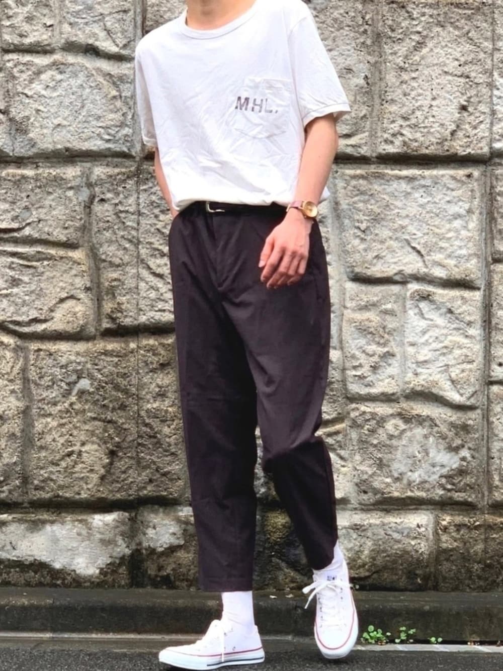 ホワイト系のTシャツ/カットソー、ホワイト系のスニーカー、ブラウン系のパンツを着用したメンズの夏コーディネートの1枚目の写真