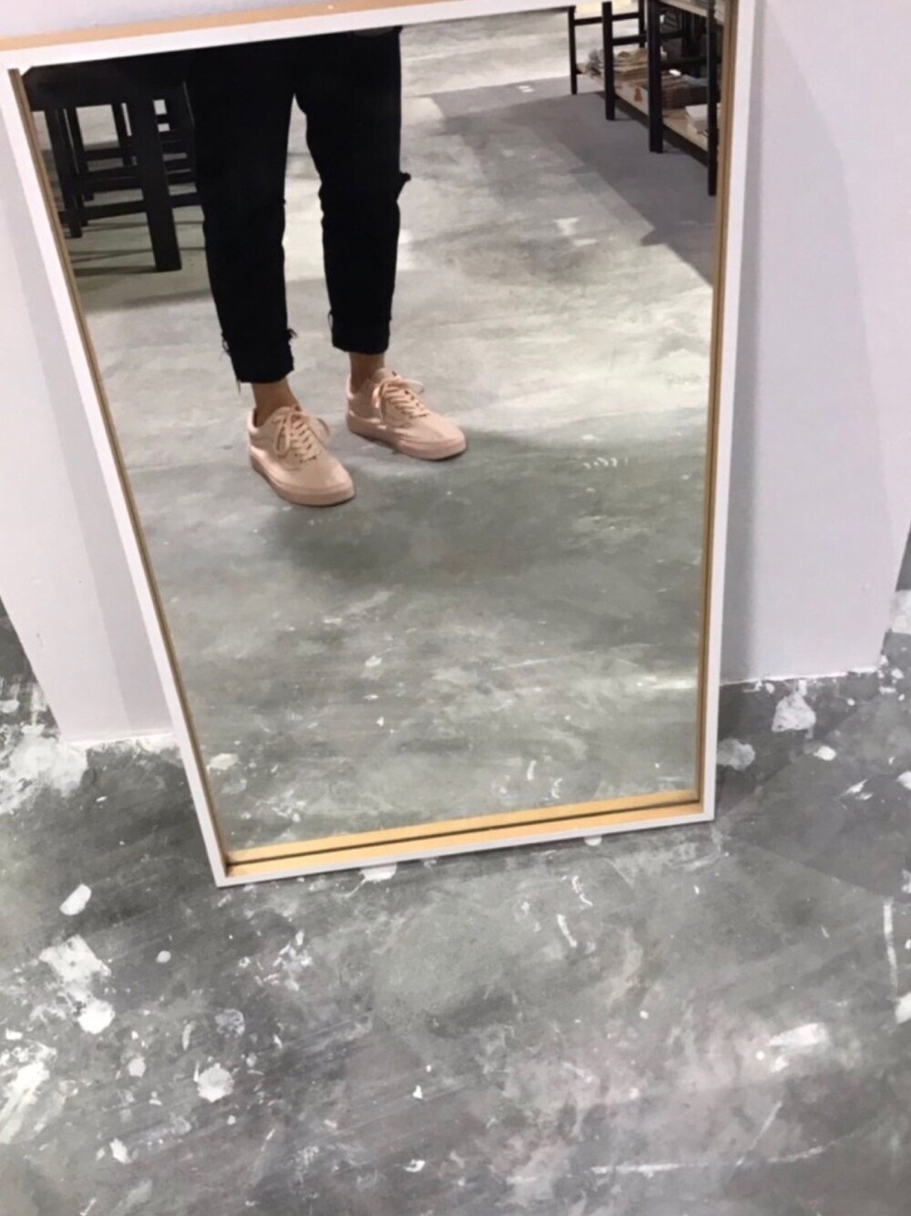 「ripped jeans、VANS、black、oldskool」｜「VANSのアイテム（スニーカー、その他）」を使った、Kevin Tanさん（メンズ・165cm）の春コーディネートの1枚目の写真
