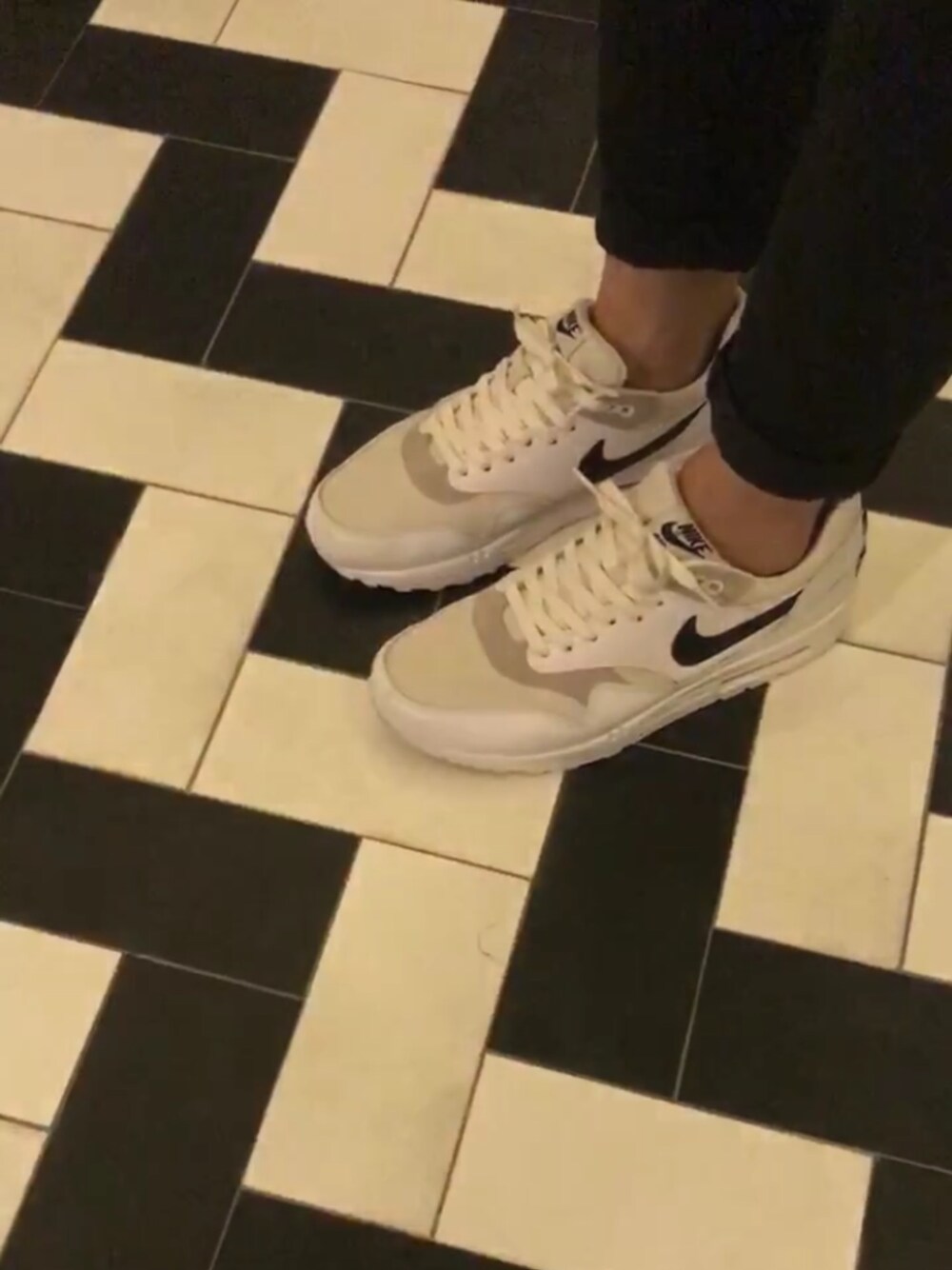 「NIKE AIR MAX、AIR MAX 1、NIKE、black、black and white、white」｜「NIKEのアイテム（スニーカー、ホワイト系）」を使った、Kevin Tanさん（メンズ・165cm）の春コーディネートの1枚目の写真