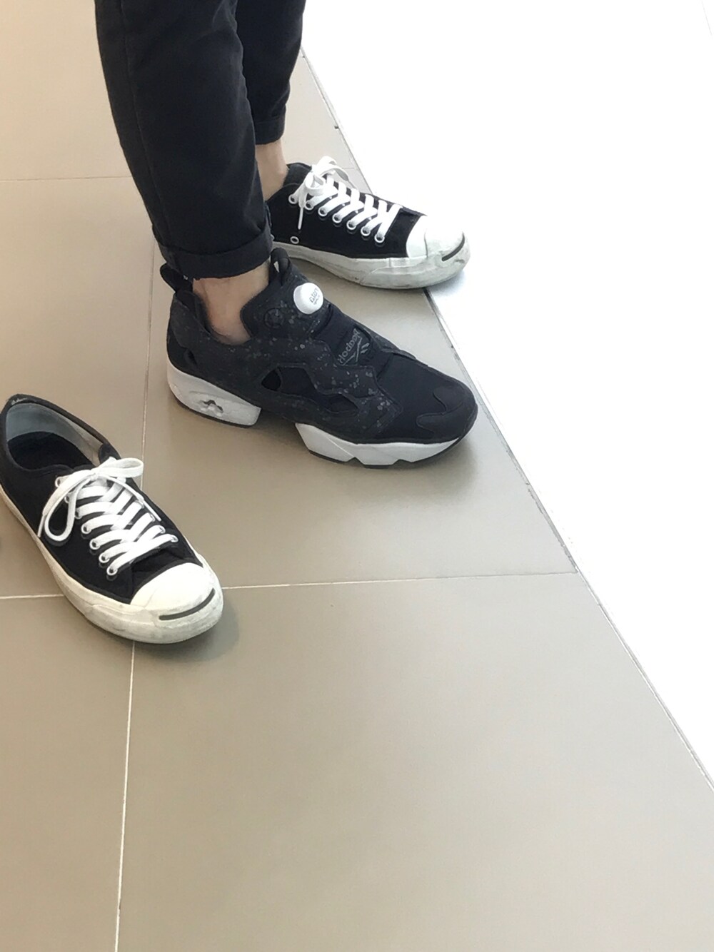「reebok、PUMP FURY、converse、jack purcell、sneakers、black and white、black、white」｜「Reebokのアイテム（スニーカー、その他）」を使った、Kevin Tanさん（メンズ・165cm）の春コーディネートの1枚目の写真