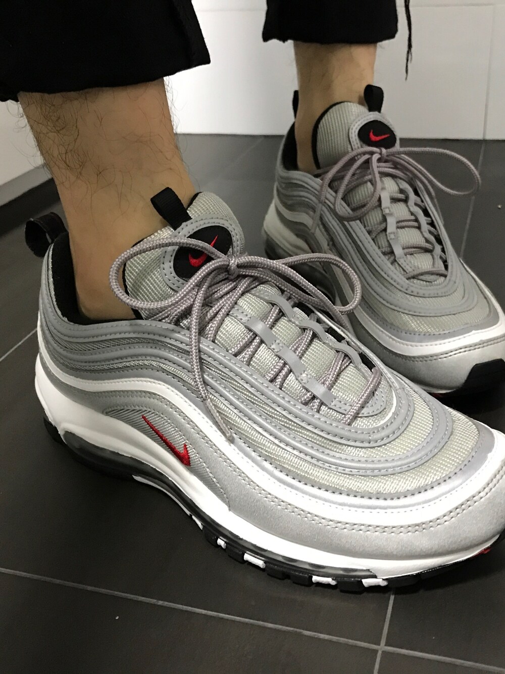 「AIRMAX97、silver、NIKE」｜「NIKEのアイテム（スニーカー、シルバー系）」を使った、Kevin Tanさん（メンズ・165cm）の春コーディネートの1枚目の写真