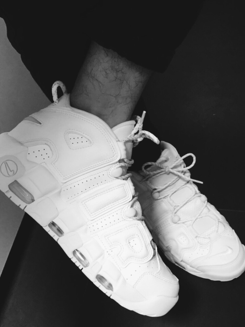 「NIKE、white、uptempo、black」｜「NIKEのアイテム（スニーカー、ホワイト系）」を使った、Kevin Tanさん（メンズ・165cm）の春コーディネートの1枚目の写真