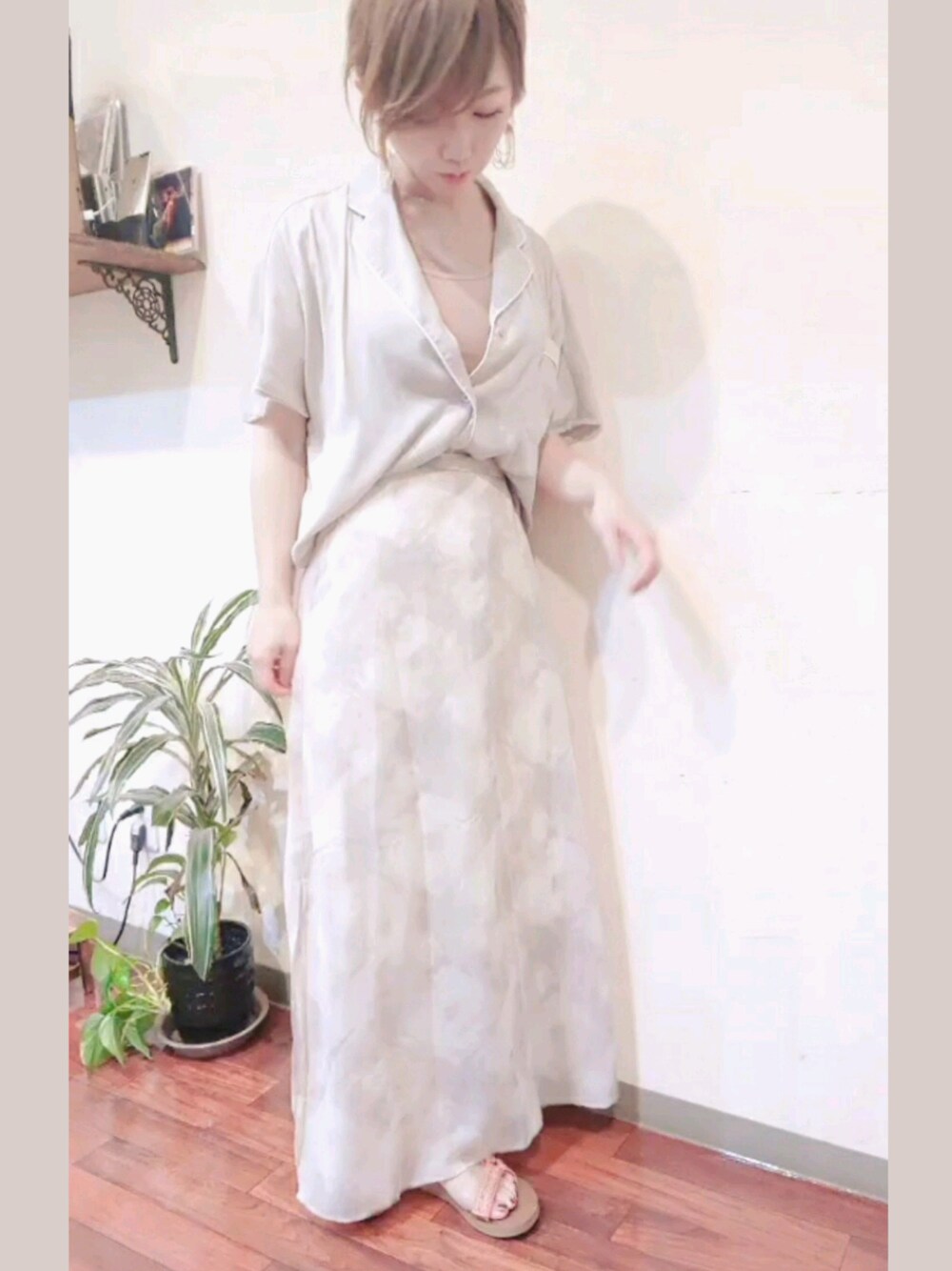 ベージュ系のスカート、オレンジ系のその他シューズ、グレー系のシャツ/ブラウスを着用したレディースの夏コーディネートの1枚目の写真