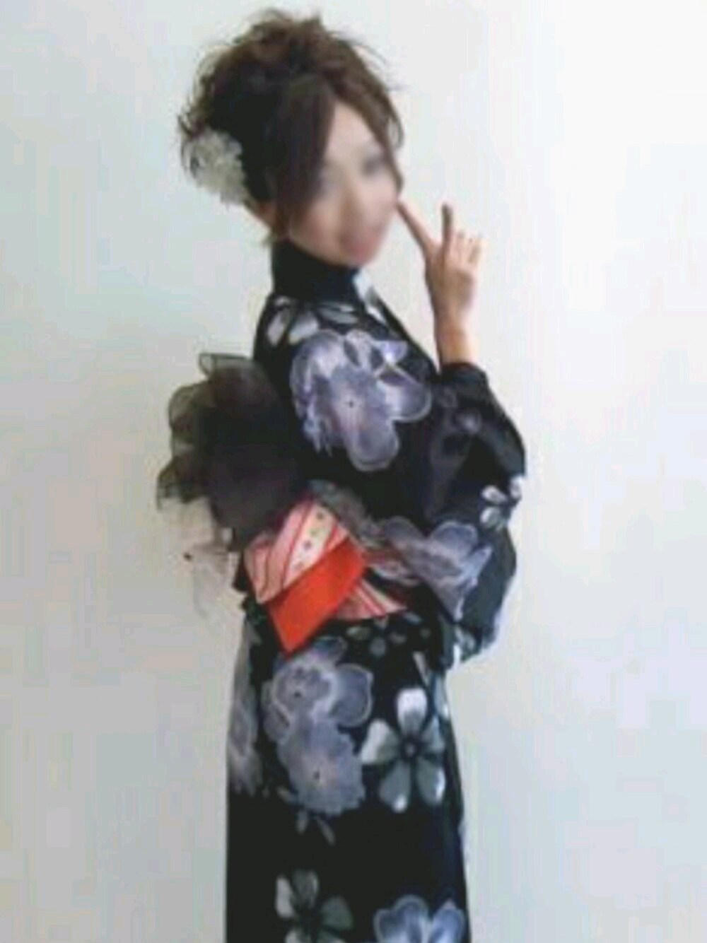 ブルー系の浴衣を着用したレディースの夏コーディネートの1枚目の写真