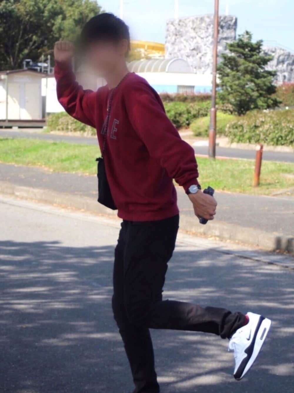 「スポーツMIX'18秋、ダニエルウェリントン、スウェット、ナイキ、ショルダーバッグ、スキニーパンツ、スニーカー、秋」｜「NIKEのアイテム（スウェット、レッド系）」を使った、YAMAさん（メンズ・181cm）の秋コーディネートの1枚目の写真