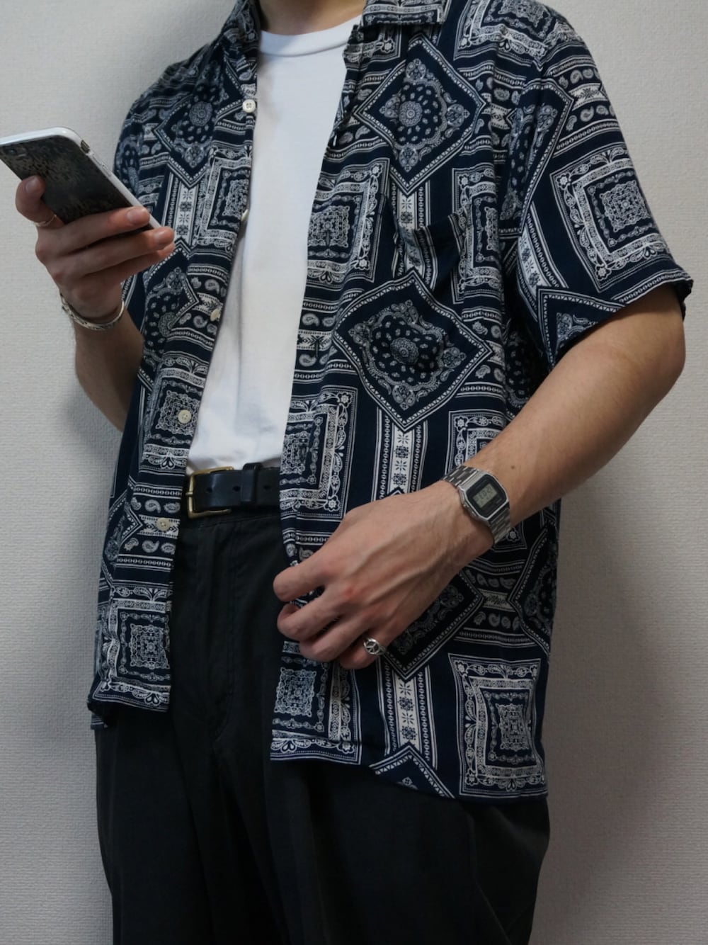 「アロハシャツ、タックイン、ワイドパンツ」｜「tabloid newsのアイテム（シャツ/ブラウス、ブルー系）」を使った、Ryo     さん（メンズ・171cm）の夏コーディネートの1枚目の写真