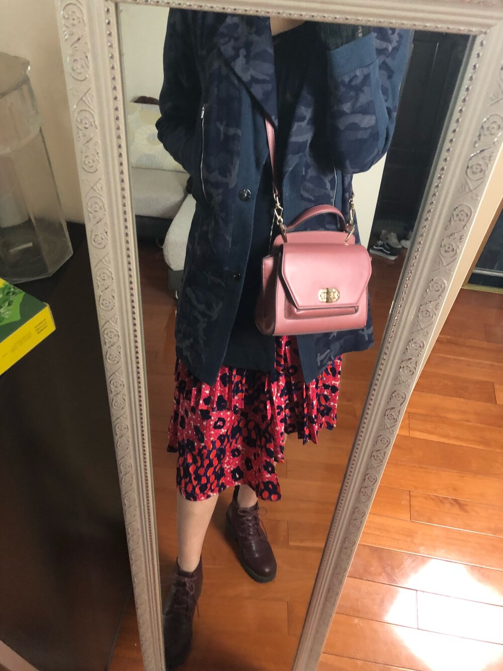 レッド系のスカート、ブルー系のトレンチコート、その他のショルダーバッグを着用したレディースの秋コーディネートの1枚目の写真