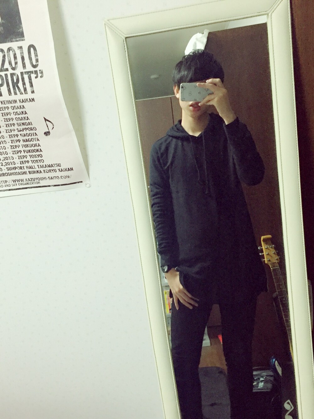 「休日スタイル、黒スキニー、ビッグシルエット、ラフ、パーカー、ロング丈、ブラック」｜「Best Martのアイテム（パーカー、ブラック系）」を使った、ｔａｉさん（メンズ・181cm）の冬コーディネートの1枚目の写真