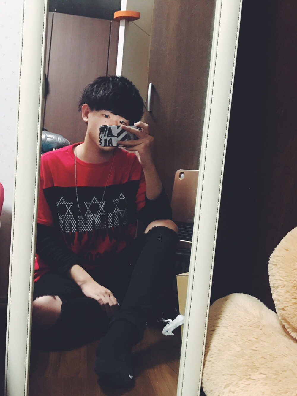 「はるコーデ、ラフ、黒スキニー、赤、ロンT、ロック、ストリート、韓国ファッション、WEGO、星柄」｜「Tomのアイテム（Tシャツ/カットソー、レッド系）」を使った、ｔａｉさん（メンズ・181cm）の春コーディネートの1枚目の写真