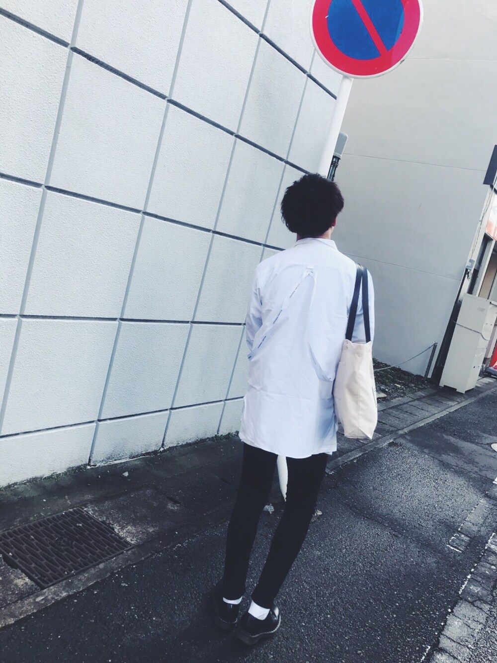 「春、ラフ、黒スキニー、シャツスタイル、白シャツ、ドクターマーチン、革靴、シンプル、高校生」｜「LEGENDAのSTRAP付きロング丈シャツ（シャツ/ブラウス、ホワイト系）」を使った、ｔａｉさん（メンズ・181cm）の春コーディネートの1枚目の写真