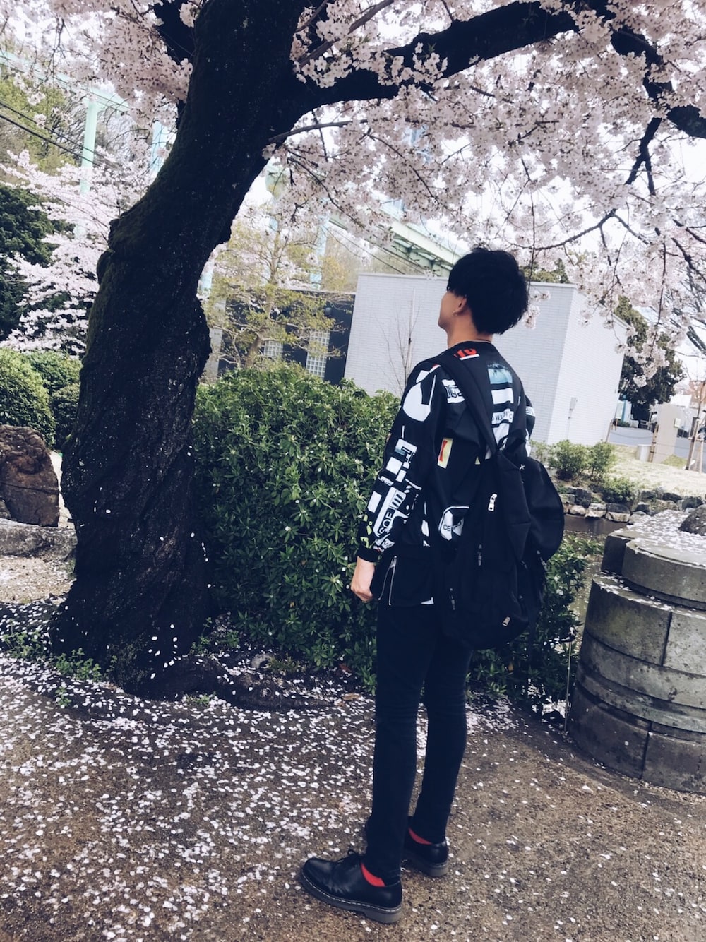 「オーバーサイズ、カジュアル、韓国ファッション、黒、ブラック、柄シャツ、大人カジュアル」｜「Dr. MartensのDr.Martens ドクターマーチン 1461Z 3EYE GIBSON SHOE 3ホール ギブソン シューズ 11838002 BLACK（ブーツ、ブラック系）」を使った、ｔａｉさん（メンズ・181cm）の春コーディネートの1枚目の写真