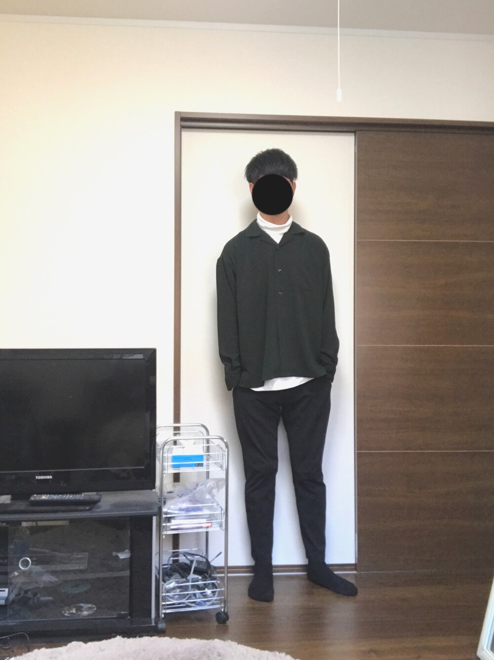 「おしゃれさんと繋がりたい、黒パンツ、冬、RAGE BLUE、大人カジュアル、シンプル、シンプルコーデ、グリーン、フォローミー、タートルネック」｜「RAGEBLUEのPEサテンオープンカラーシャツ/769575（シャツ/ブラウス、グリーン系）」を使った、ｔａｉさん（メンズ・181cm）の冬コーディネートの1枚目の写真