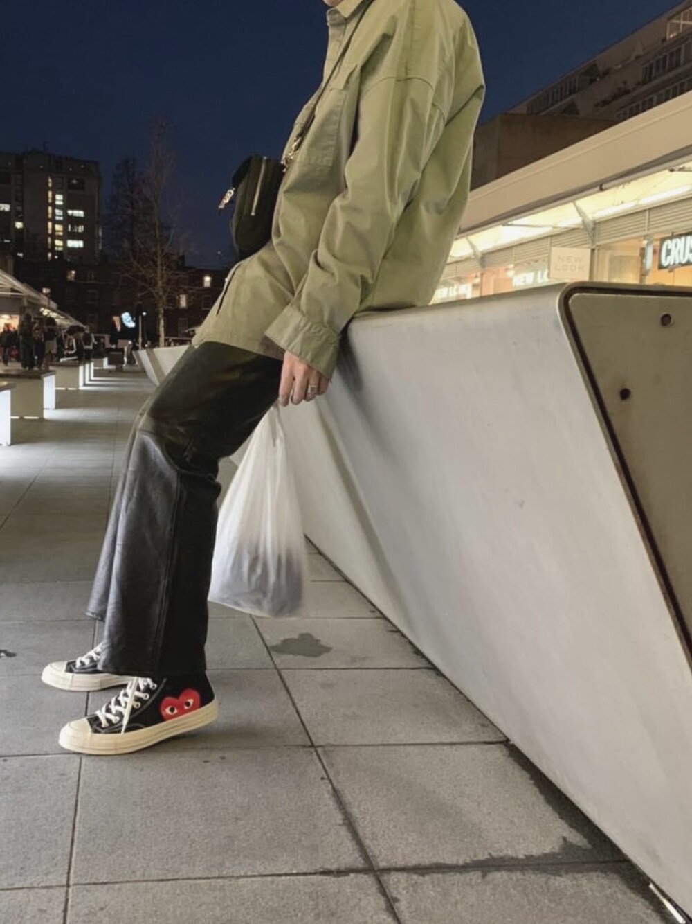 「きれいめカジュアル、おしゃれさんと繋がりたい、スニーカー、COMME des GARCONS、キレイめ、古着MIX、韓国ファッション、アースカラー、春、今日のコーデ」｜「COMME des GARCONSのアイテム（スニーカー、ブラック系）」を使った、ｔａｉさん（メンズ・181cm）の春コーディネートの1枚目の写真