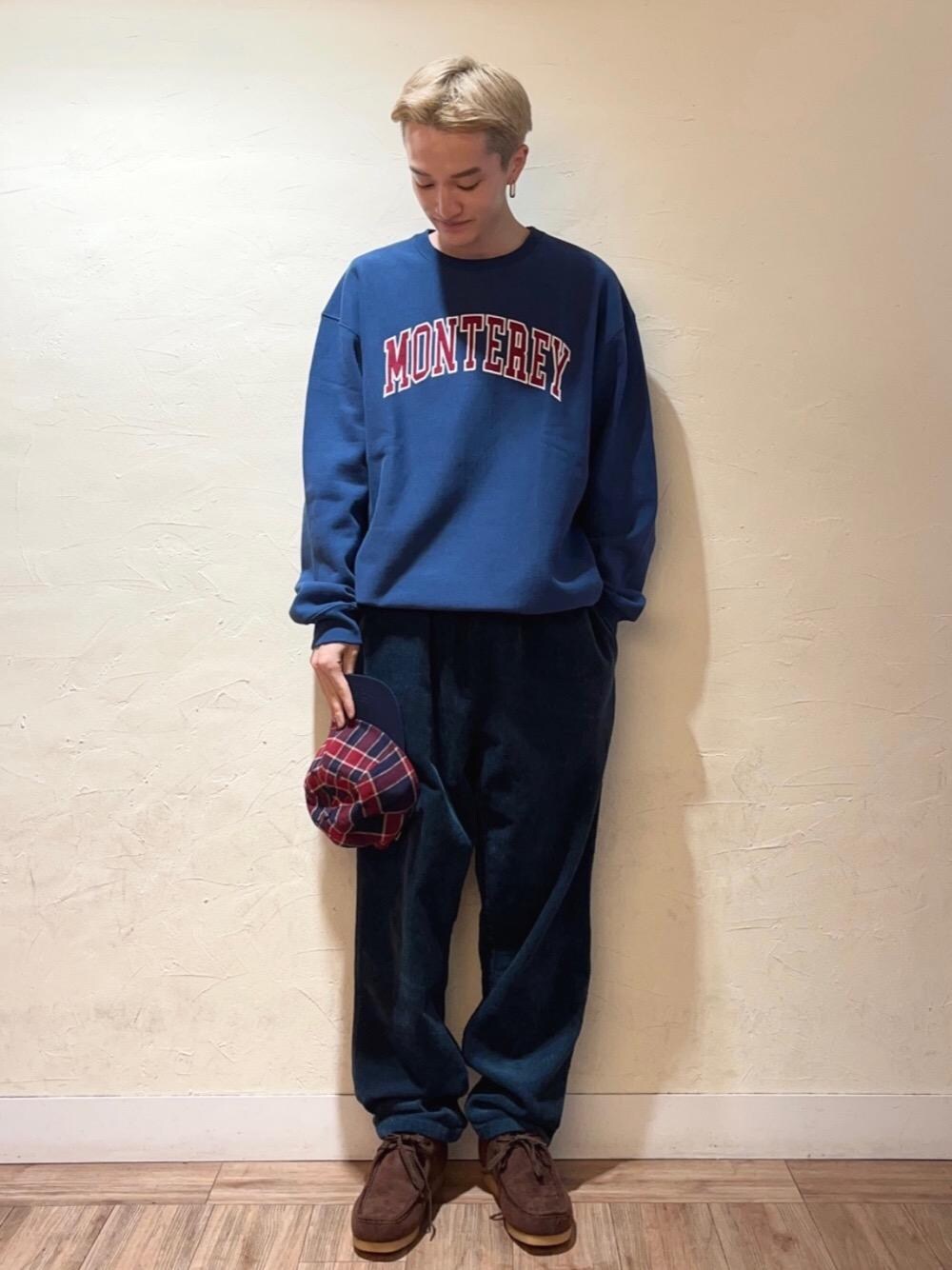 ブラウン系のモカシン/デッキシューズ、ブルー系のその他パンツ、ブルー系のスウェットを着用したメンズの秋コーディネートの1枚目の写真