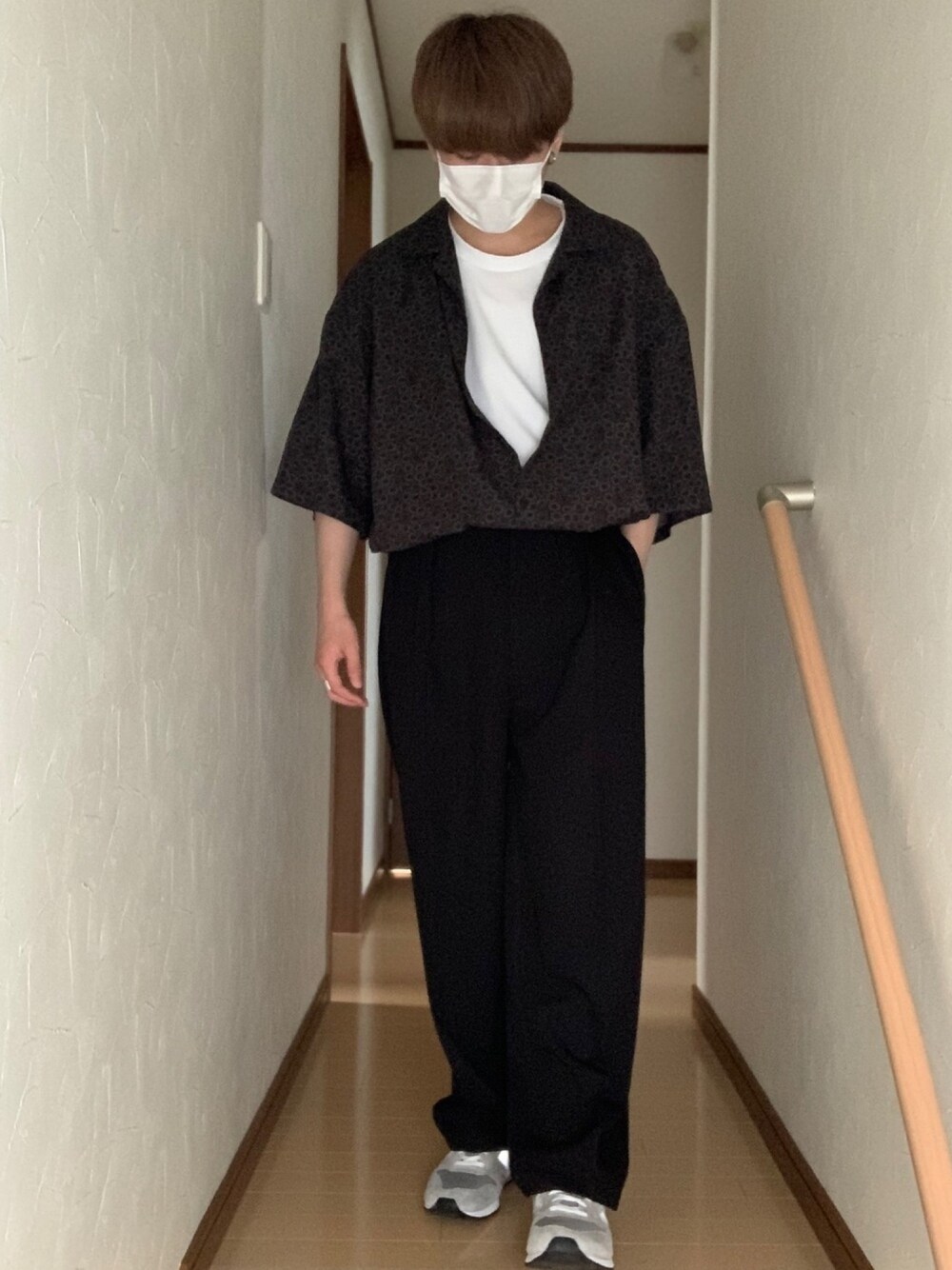 「シンプルコーデ、休日スタイル、オーバーサイズ、柄シャツ、プチプラ、オールブラック、大学生、オトナカジュアル、モード、きれいめカジュアル」｜「remerのloose floral shirt 【小花柄】/ルーズフローラルシャツ（シャツ/ブラウス、ブラック系）」を使った、Nagayuさん（メンズ・167cm）の夏コーディネートの1枚目の写真