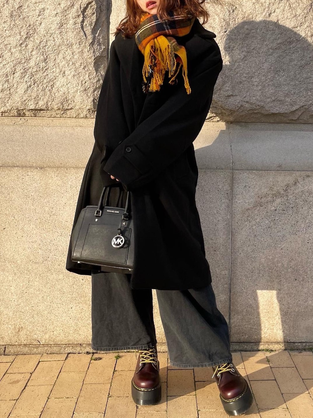 「休日コーデ、シンプル、オトナ女子、おしゃれさんと繋がりたい、パンツスタイル、冬コーデ、オトナカジュアル、ワントーンコーデ、ブラック、ブーツ」｜「NYLAUSのNYLAUS メルトンウール ビッグシルエット チェスターコート（チェスターコート、ブラック系）」を使った、うざみちゃん🦈さん（レディース・158cm）の冬コーディネートの1枚目の写真