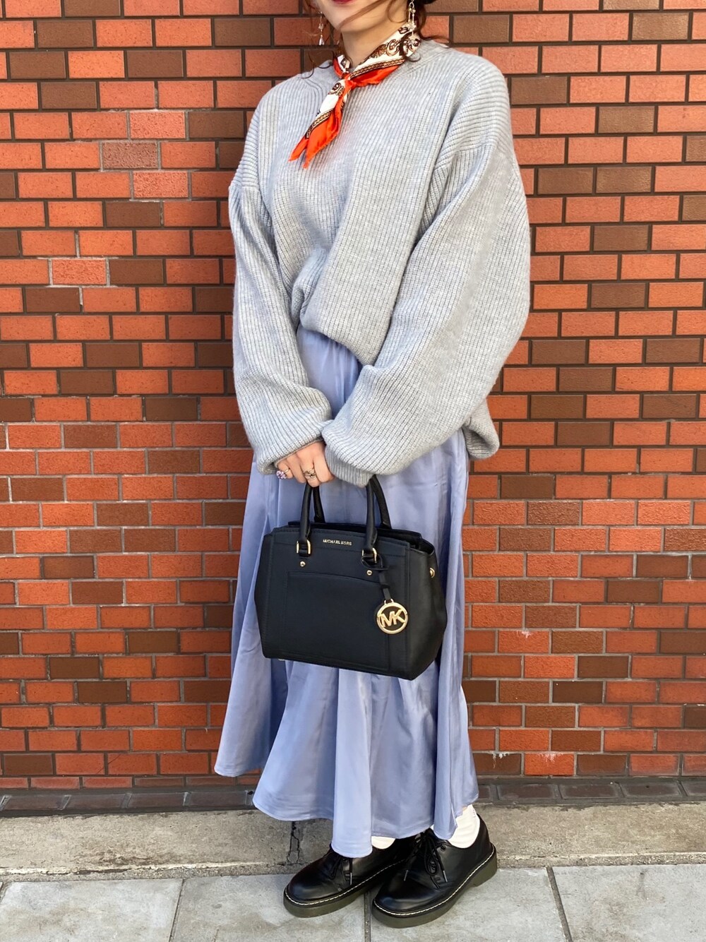 「チョコ色に染まれ、春コーデ、お洒落さんとつながりたい、オトナカジュアル、着回しコーデ、大人かわいい、低身長、トレンド、スカート、カジュアルコーデ」｜「classicalelfのオックスフォードシューズ　ユニセックス（ローファー、ブラック系）」を使った、うざみちゃん🦈さん（レディース・158cm）の冬コーディネートの1枚目の写真