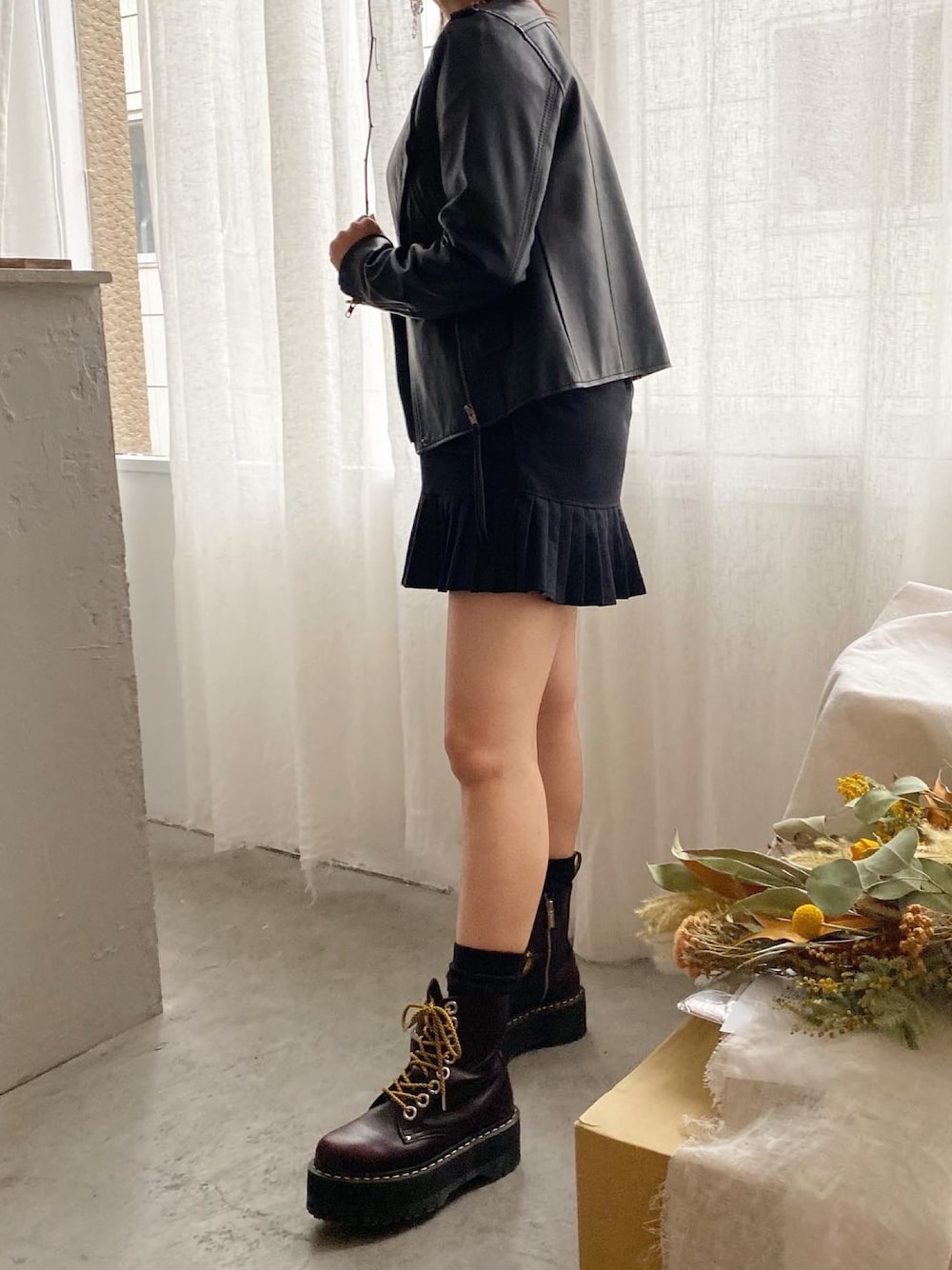 「パンツスタイル、きれいめカジュアル、カジュアルコーデ、モノトーンコーデ、モード、夏、オトナ女子、ストリートMIX、モードストリート、春コーデ」｜「jouetieのヘムプリーツスカパン（その他パンツ、ブラック系）」を使った、うざみちゃん🦈さん（レディース・158cm）の春コーディネートの1枚目の写真