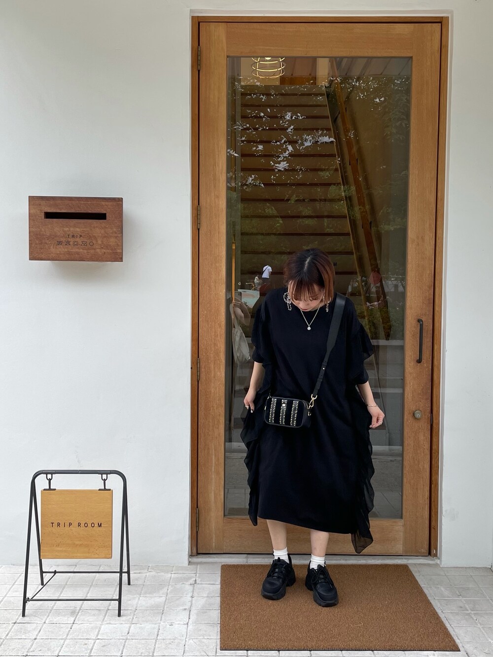 「オトナカジュアル、オトナ女子、シンプル、夏コーデ、低身長、ワンピース、黒ワンピ、カジュアルコーデ、レース、オールブラック」｜「SpRayの厚底スニーカー（スニーカー、ブラック系）」を使った、うざみちゃん🦈さん（レディース・158cm）の夏コーディネートの1枚目の写真