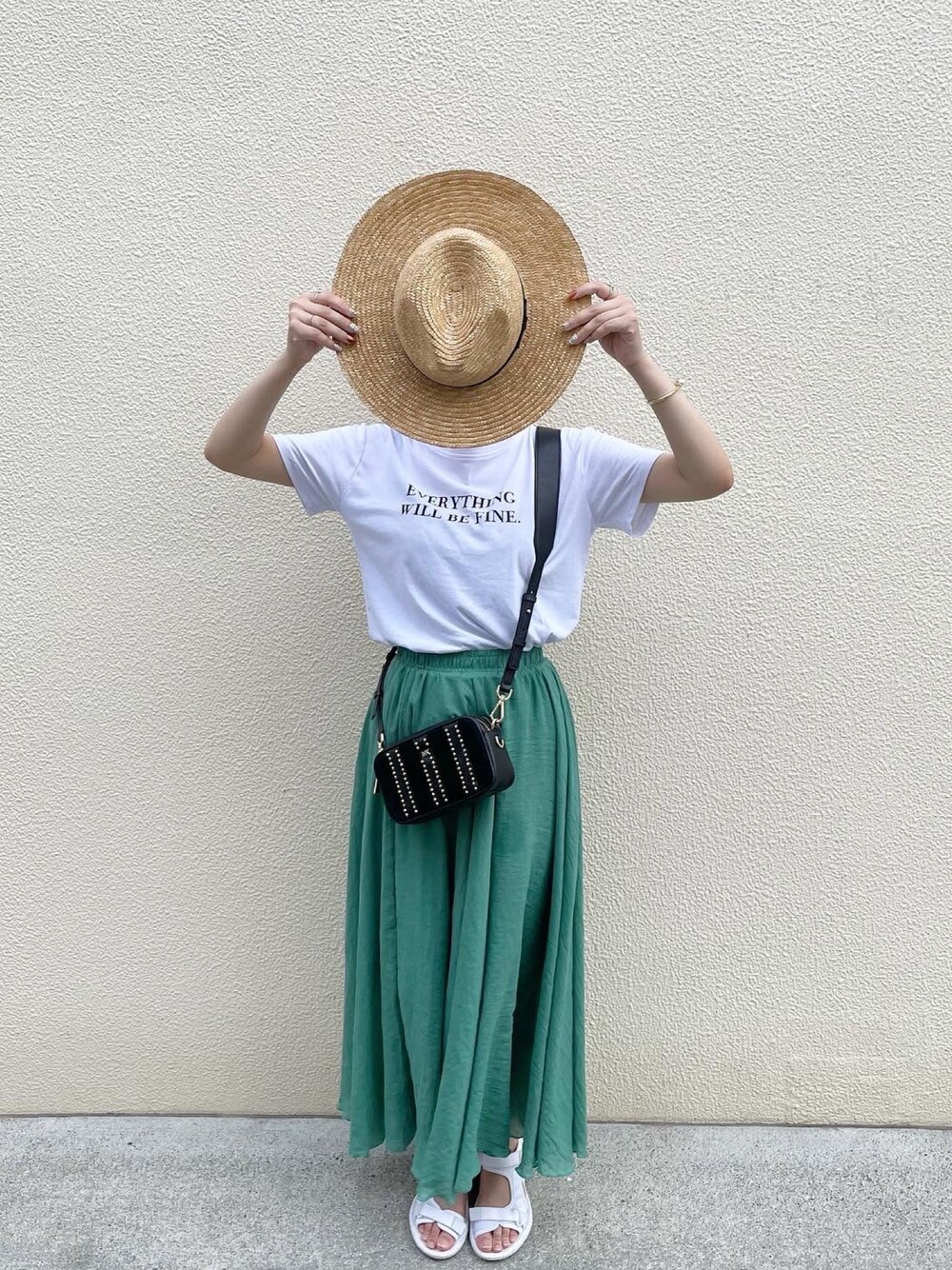 「夏コーデ、オトナカジュアル、休日スタイル、大人女子、初夏コーデ、グリーン、スカート、Tシャツ、ロゴT、麦わら帽子」｜「DAY CLOSETのレディース カジュアルロゴ入り半袖Tシャツ（Tシャツ/カットソー、ホワイト系）」を使った、うざみちゃん🦈さん（レディース・158cm）の夏コーディネートの1枚目の写真