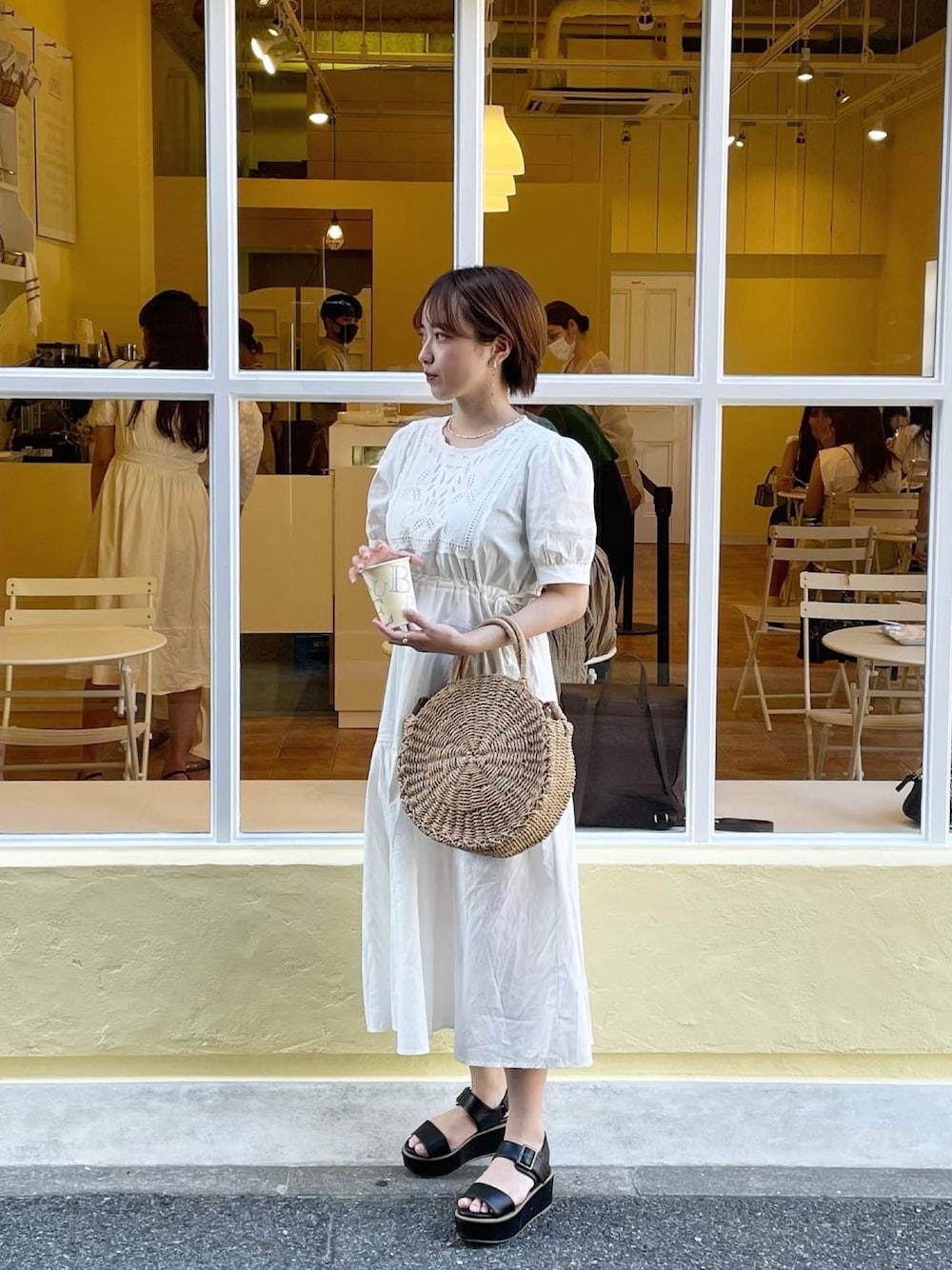 「白ワンピース、かごバッグ、夏コーデ、オトナ女子、休日コーデ、ラフコーデ、お出かけコーデ、ワンピース、サンダル、白」｜「DAY CLOSETのレディース ぽわん袖のウエストマークレースワンピース（ワンピース、ホワイト系）」を使った、うざみちゃん🦈さん（レディース・158cm）の夏コーディネートの1枚目の写真