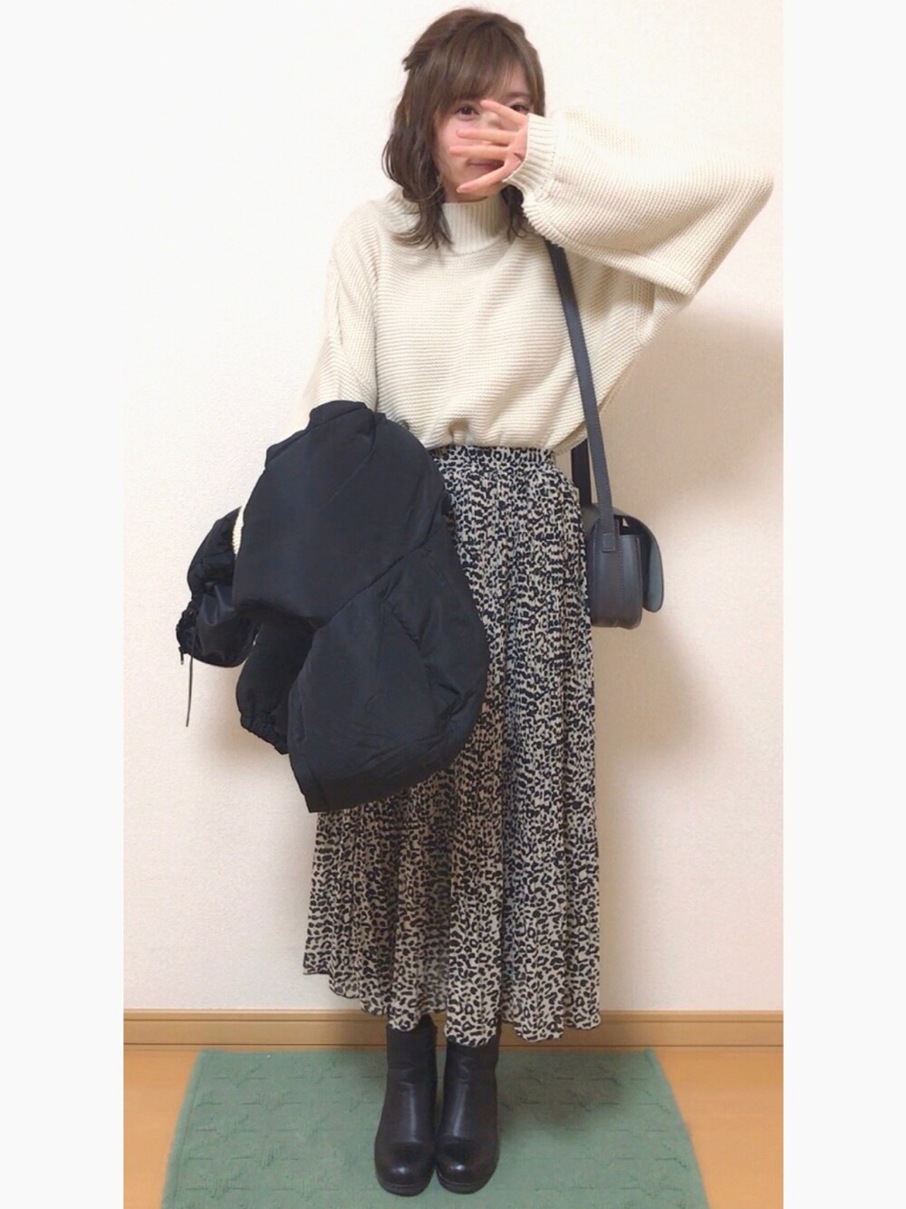 ホワイト系のニット/セーター、グレー系のショルダーバッグ、ベージュ系のスカートを着用したレディースの冬コーディネートの1枚目の写真