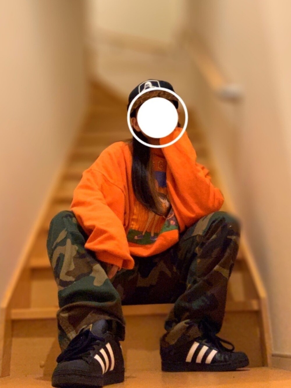 「ストリート、カモフラ、PUNYUS、BEN DAVIS、adidas originals、ラフ、オレンジ、メンズライク、スウェット」｜「PUNYUSのDOGGYLIFEスウェット（スウェット、オレンジ系）」を使った、うまちゃん🔰さん（レディース・158cm）の冬コーディネートの1枚目の写真