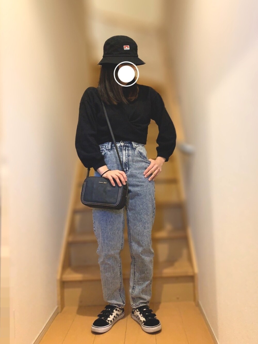 「パンツスタイル、バケットハット、スウェット、ストリート、シンプル、VANS、スニーカー、デニム、プチプラ」｜「GUのアイテム（デニムパンツ、ブルー系）」を使った、うまちゃん🔰さん（レディース・158cm）の冬コーディネートの1枚目の写真