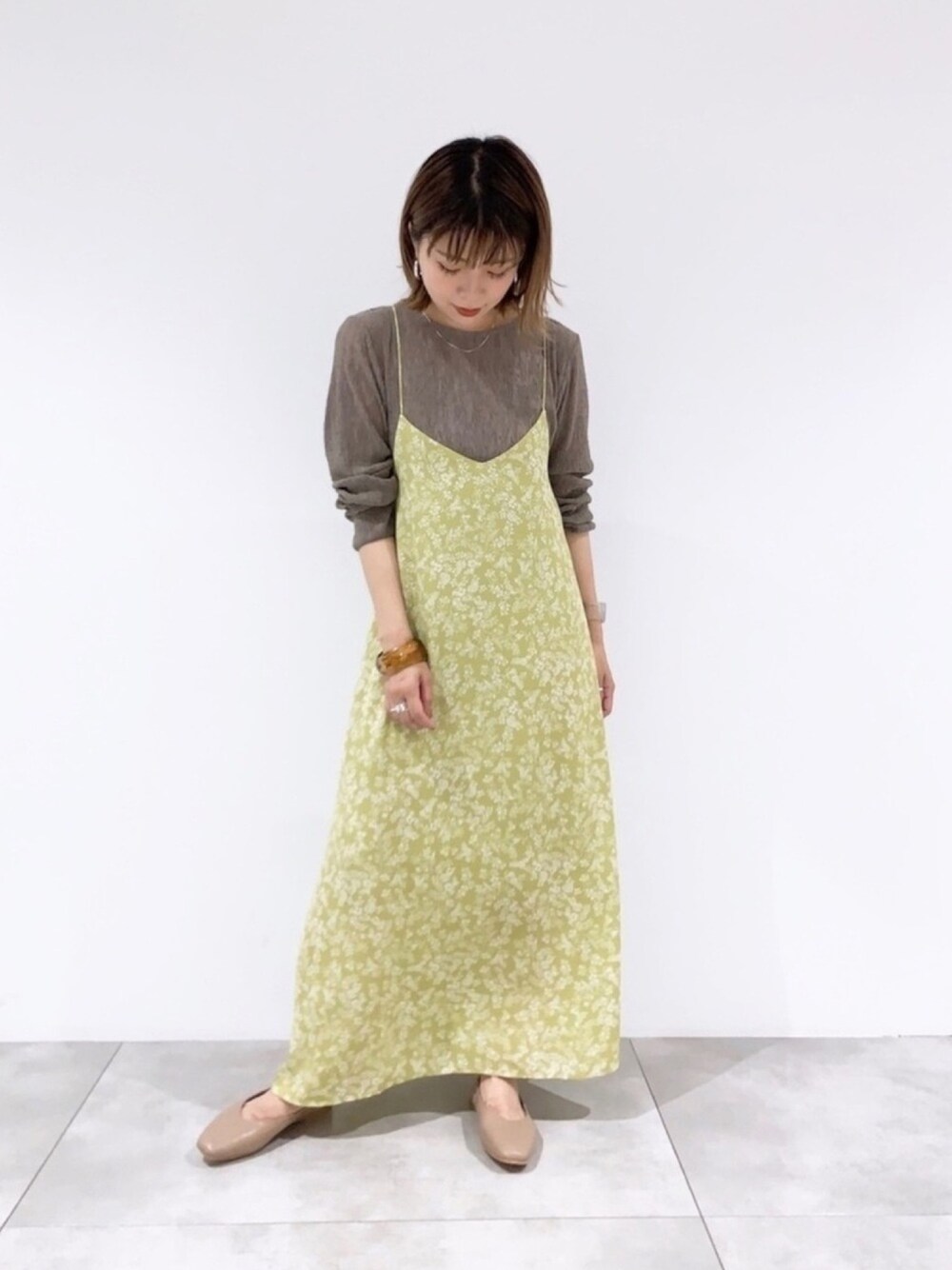 ブラウン系のTシャツ/カットソー、イエロー系のワンピース、ブラウン系のその他シューズを着用したレディースの夏コーディネートの1枚目の写真