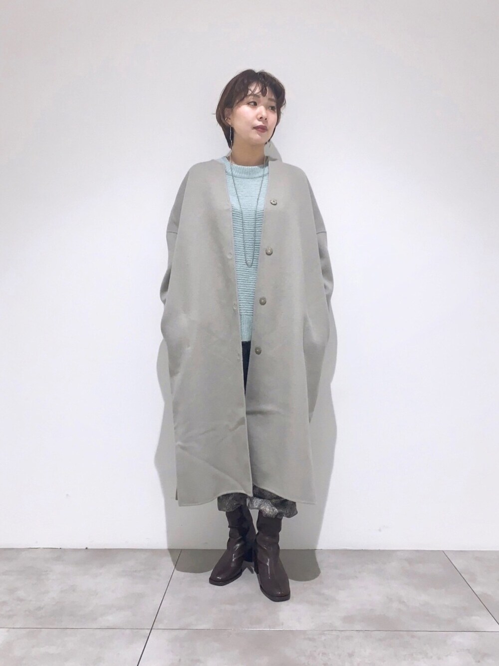 ブラウン系のブーツ、グリーン系のニット/セーター、ブラック系のその他パンツを着用したレディースの秋コーディネートの1枚目の写真