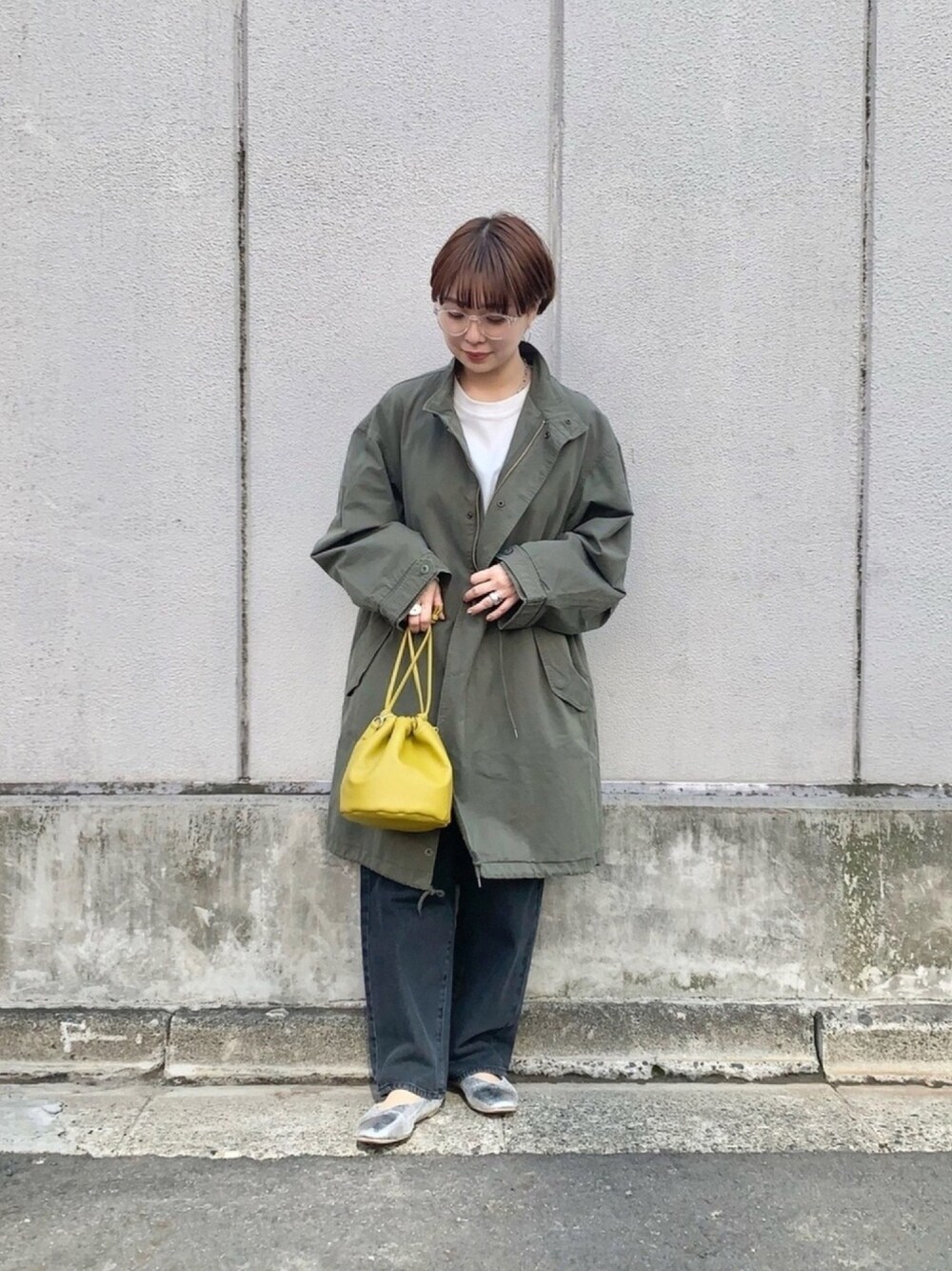 グリーン系のその他アウター、ホワイト系のTシャツ/カットソー、シルバー系のその他シューズを着用したレディースの冬コーディネートの1枚目の写真