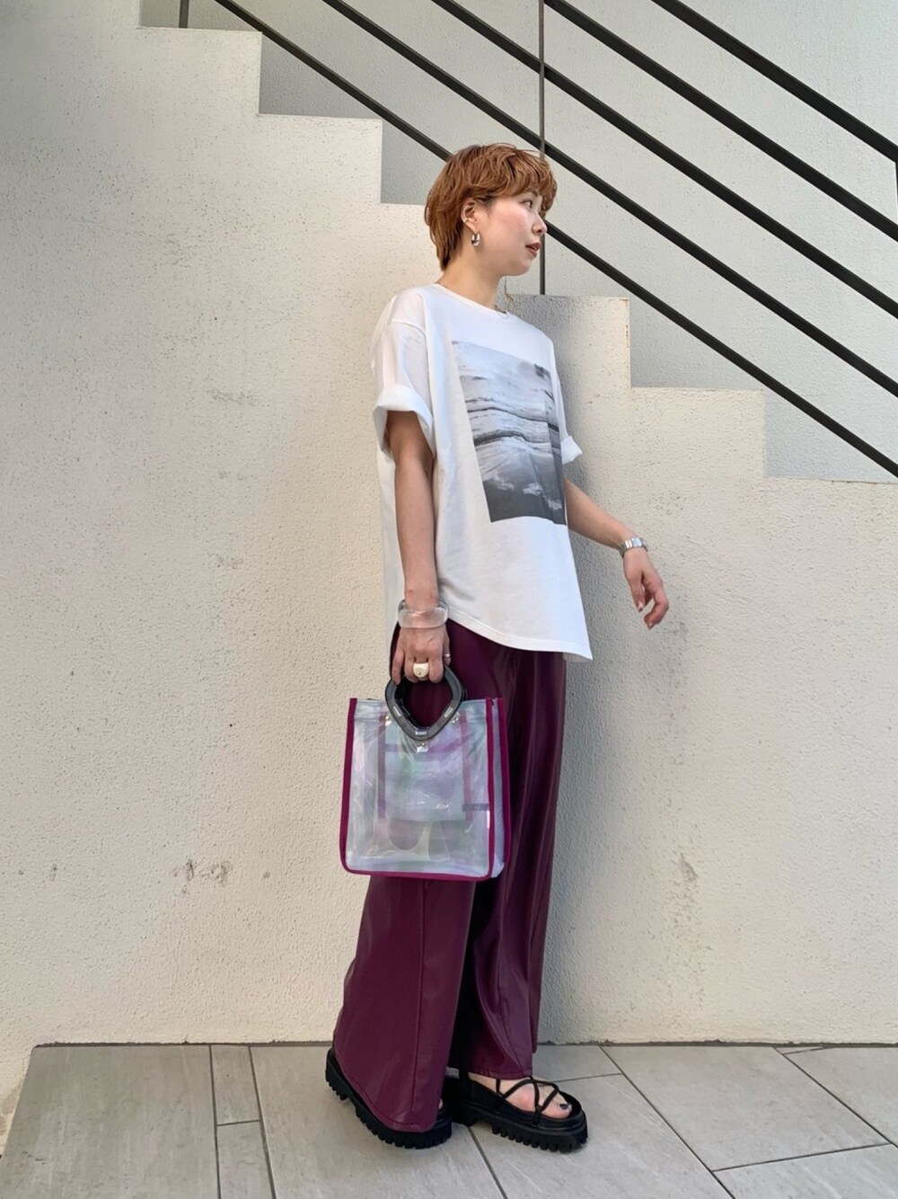 ベージュ系のTシャツ/カットソー、ブラウン系のスカート、ブラック系のサンダルを着用したレディースの春コーディネートの1枚目の写真