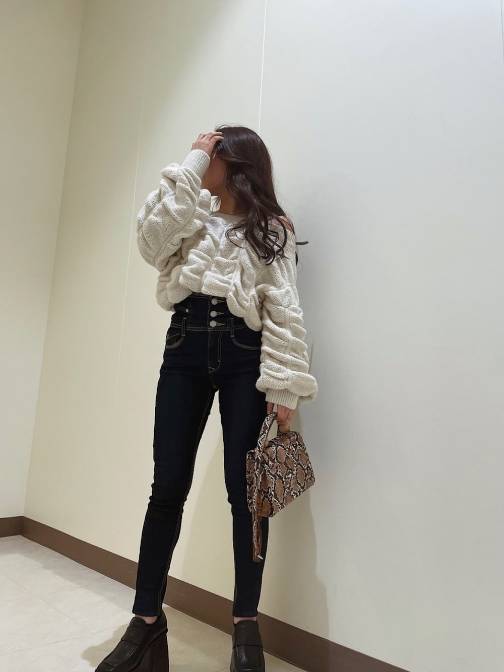 「EMODA、EVRIS 、低身長、大人かわいい、オフショルニット、私の推しブランド」｜「EVRISのボールハンドルミニBAG（ショルダーバッグ、その他）」を使った、miyuさん（レディース・150cm）の冬コーディネートの1枚目の写真