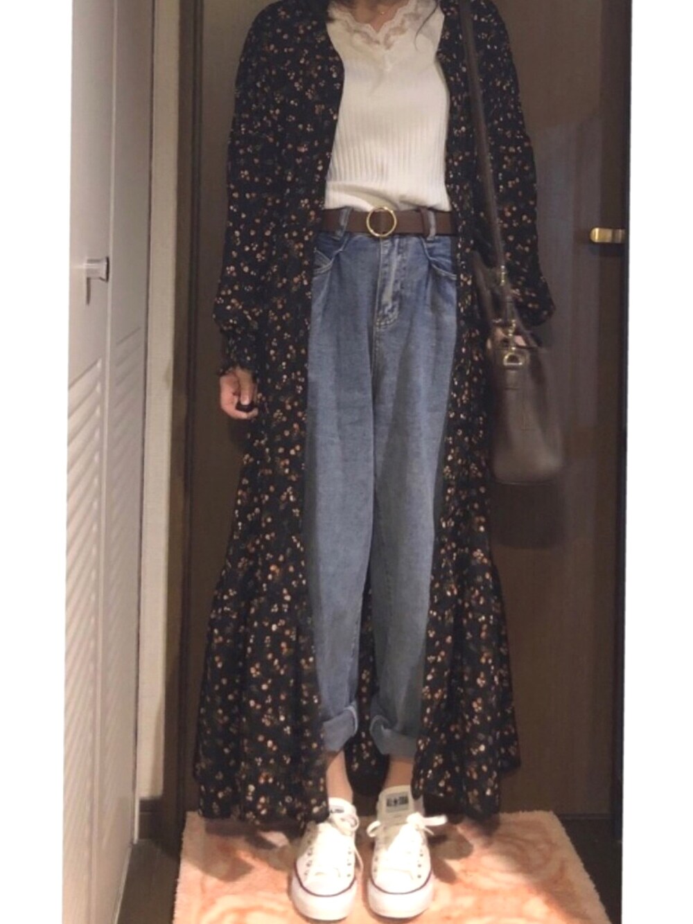 ブラック系のワンピース、ホワイト系のTシャツ/カットソー、ブラウン系のバッグを着用したレディースの春コーディネートの1枚目の写真