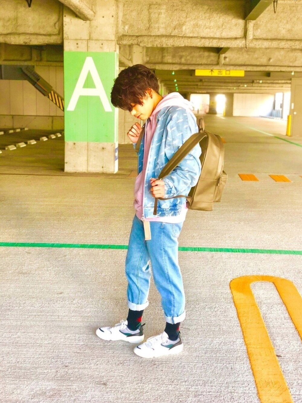 「LACOSTE、LACOSTEL!VE」｜「LACOSTEのアイテム（パーカー、ピンク系）」を使った、岩切さん（メンズ・165cm）の春コーディネートの1枚目の写真