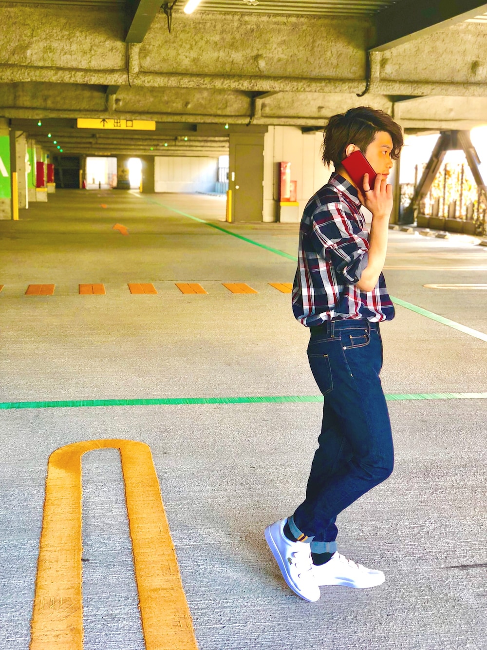 「LACOSTE」｜「LACOSTEのアイテム（その他小物、レッド系）」を使った、岩切さん（メンズ・165cm）の春コーディネートの1枚目の写真