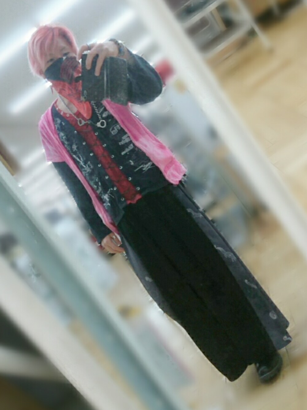「黒、低身長、黒×ピンク、派手、派手髪、おしゃれさんと繋がりたい、ガウチョパンツ」｜「romelcheoのアイテム（パンツ、ブラック系）」を使った、ayumu2_5さん（メンズ・160cm）の春コーディネートの1枚目の写真