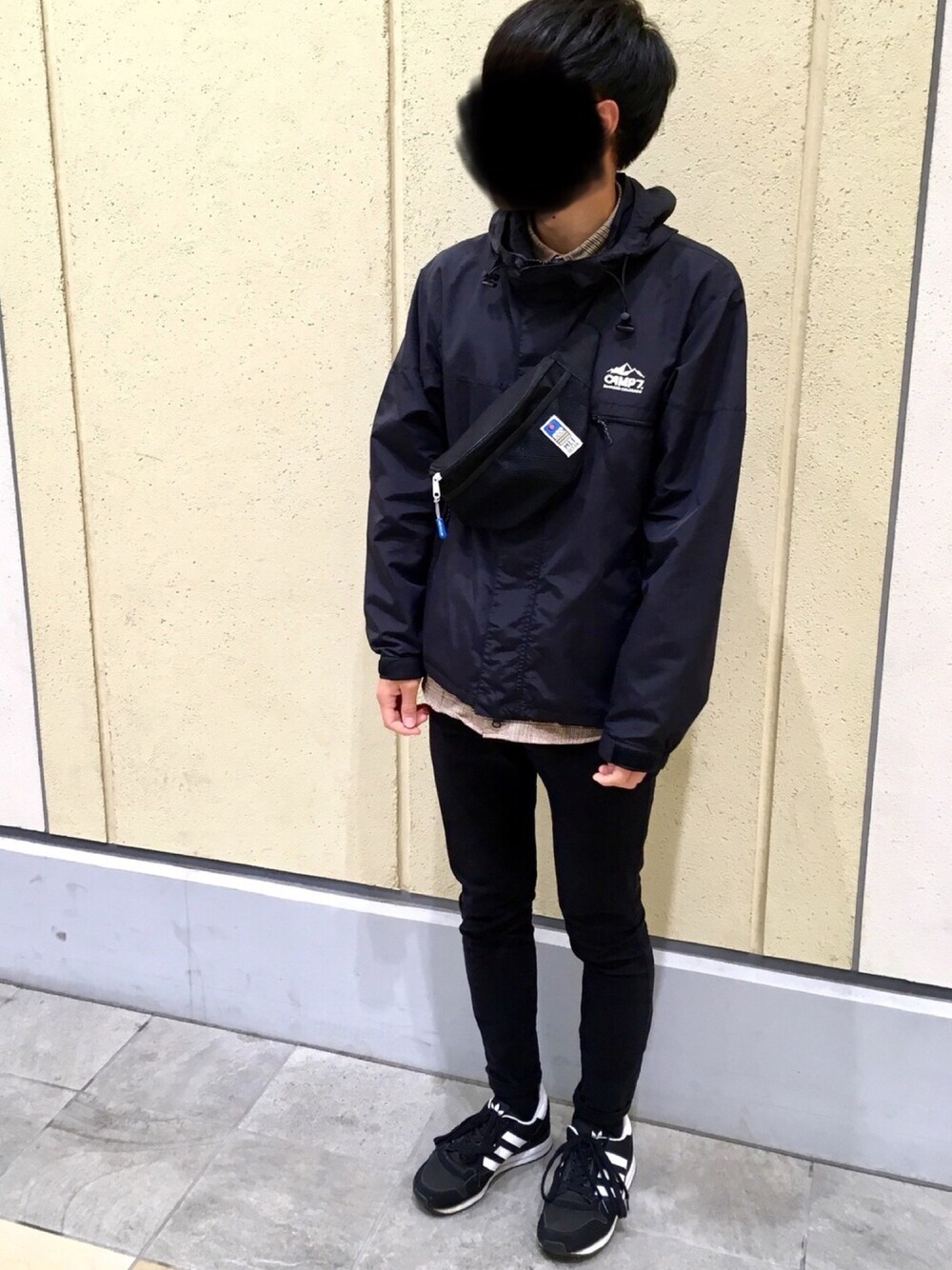 「マウンテンパーカー、黒スキニー、シンプル、秋のコーデ、スポーツミックス」｜「Right-onの【CAMP7】ＣＡＭＰ７切り替えマウンテンパーカー（マウンテンパーカー、ブラック系）」を使った、たけちゃんさん（メンズ・171cm）の秋コーディネートの1枚目の写真