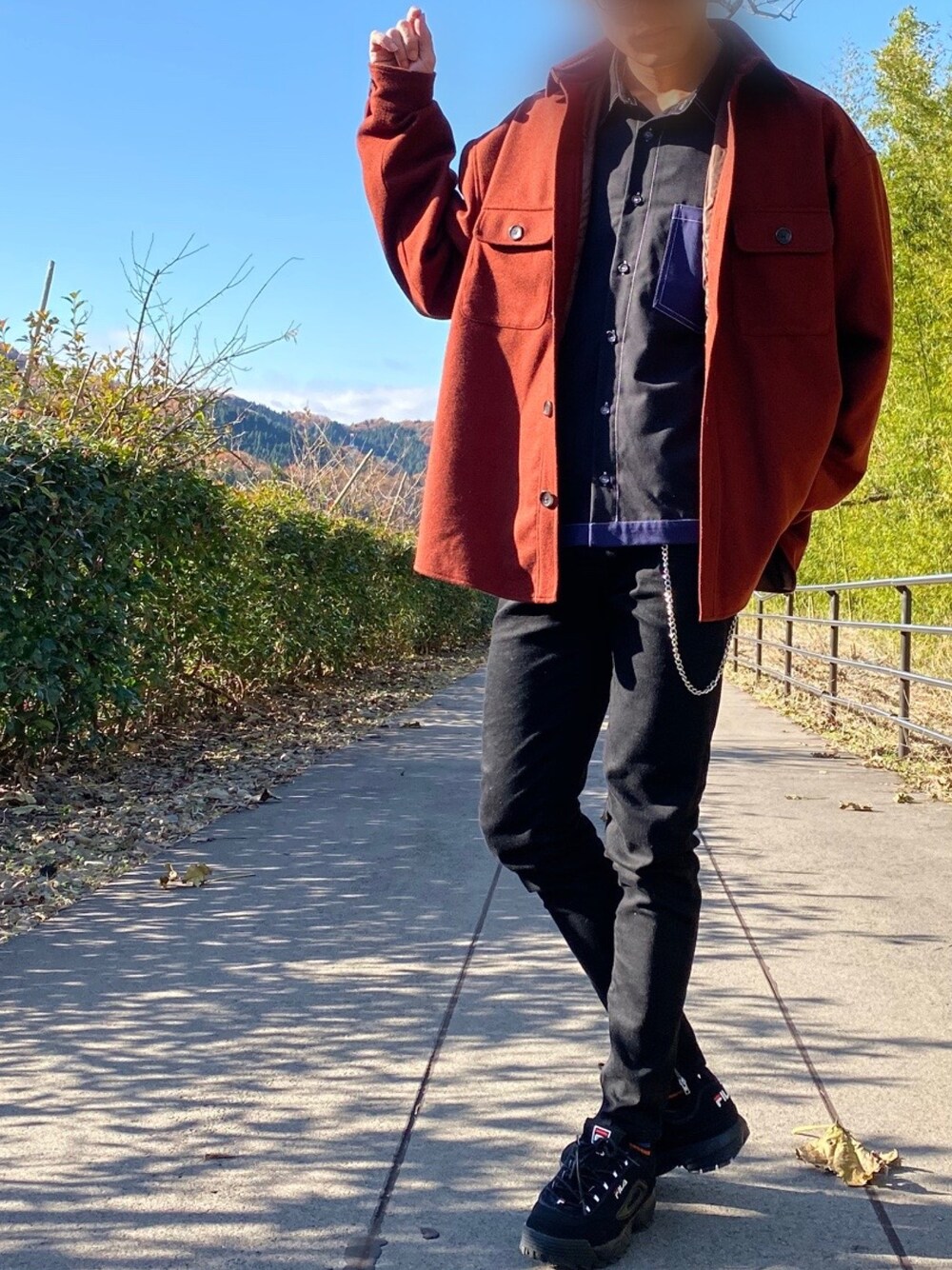 レッド系のミリタリージャケット、ブラック系のデニムパンツ、ブラック系のシャツ/ブラウスを着用したメンズの冬コーディネートの1枚目の写真